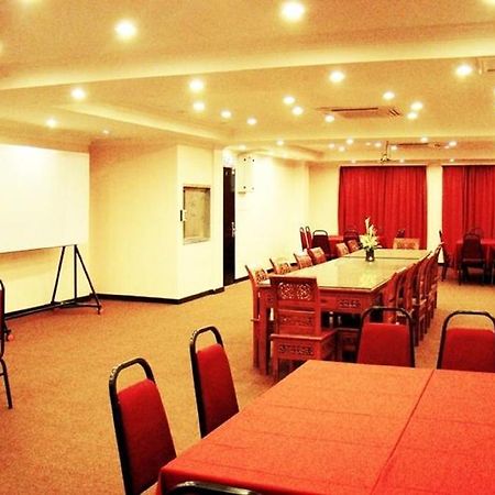 Adel Hotel Putatan Kültér fotó