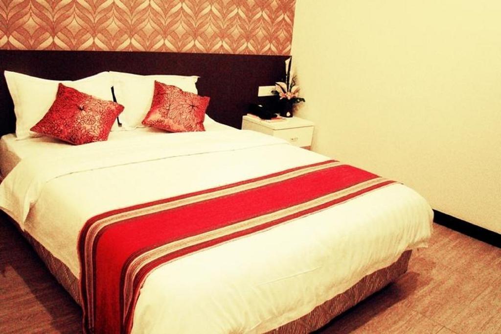 Adel Hotel Putatan Szoba fotó