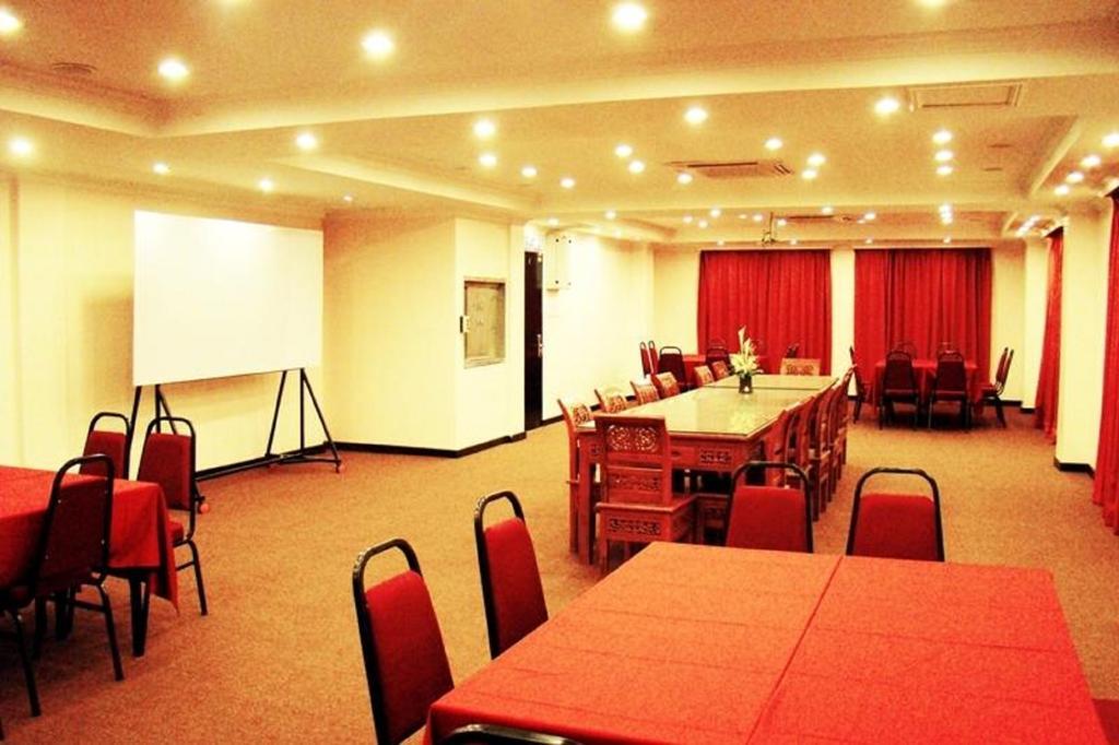 Adel Hotel Putatan Kültér fotó