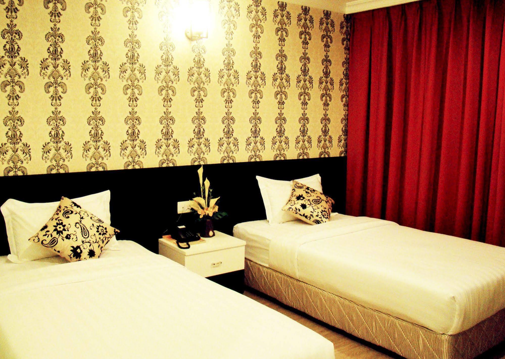 Adel Hotel Putatan Kültér fotó